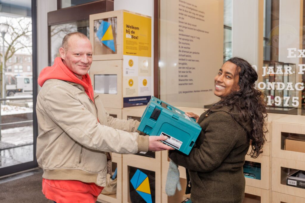 Photo of citizens borrowing DIY kit from sharing station